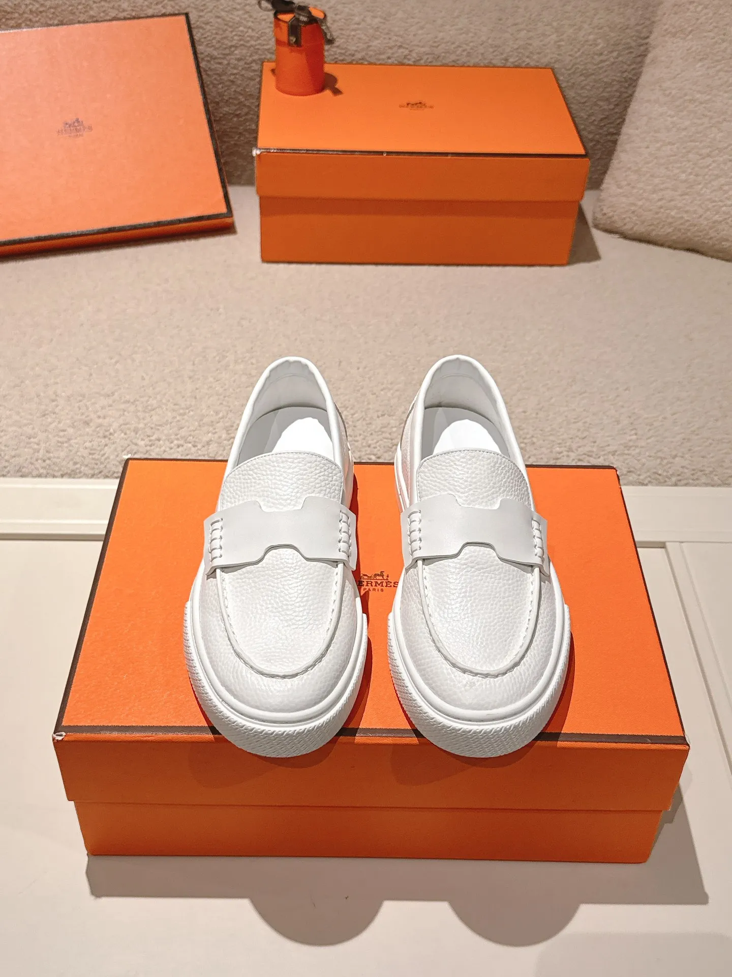 Men's men's shoes P620! Hermes# Thick Sole Couple Loafers These lace-up free sneakers in calfskin and washed denim feature signature "H" details. The design is simple and smooth, creating a fashionable urban look. It is comfortable and versatile. H family classics are not outdated, and the delivery counter is beautifully packaged🛍📦 Fabric: Original customized washed denim/first-layer cowhide Lining: Imported soft sheepskin Sole: Original open-molded anti-slip TPU material Size: 35-45